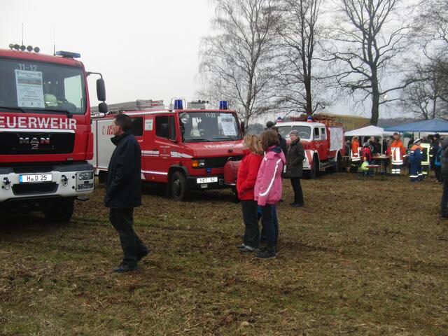 viele Besucher besichtigen die aufgestellten Löschfahrzeuge