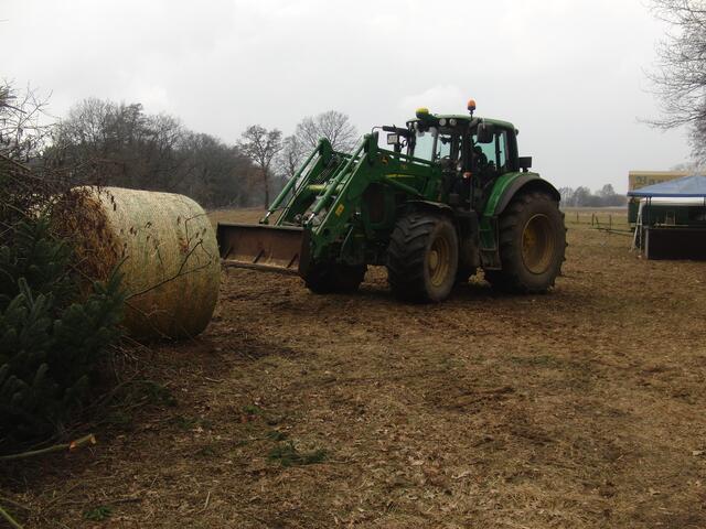 Landwirt Thomas Balke bringt die "Brandbeschleuniger"