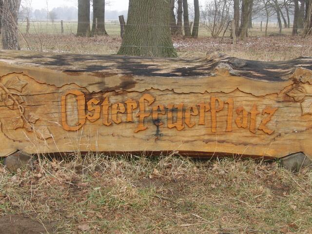 Seit einigen Jahren weist der geschnitzte Baumstamm auf den traditionellen Osterfeuerplatz hin
