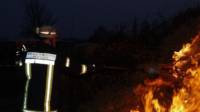 Das Osterfeuer wird entzünet.