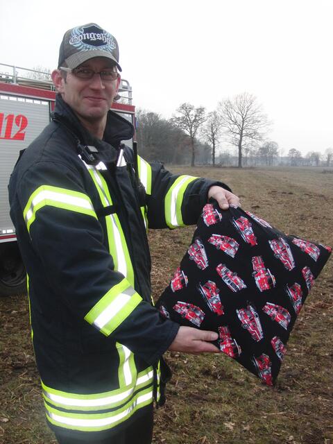 Björn hat noch ein Ostergeschenk bei der Jugendfeuerwehr gefunden - ein Kissen mit Löschfahrzeugen