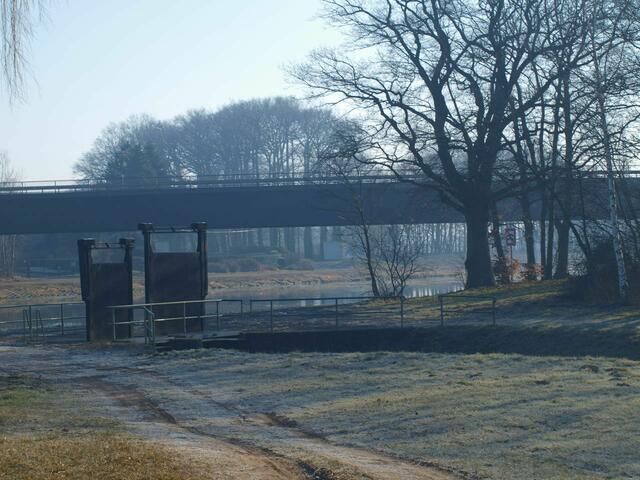 Zufluss zum Mittellandkanal ,im Hintergrund ist die Brücke 114 ( B239) zu sehen