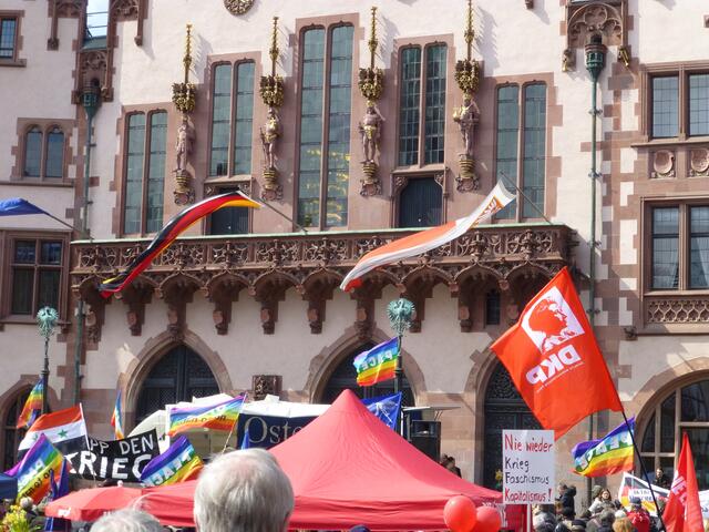 Viele bunte Friedensfahnen während der Kundgebung auf dem Römerberg