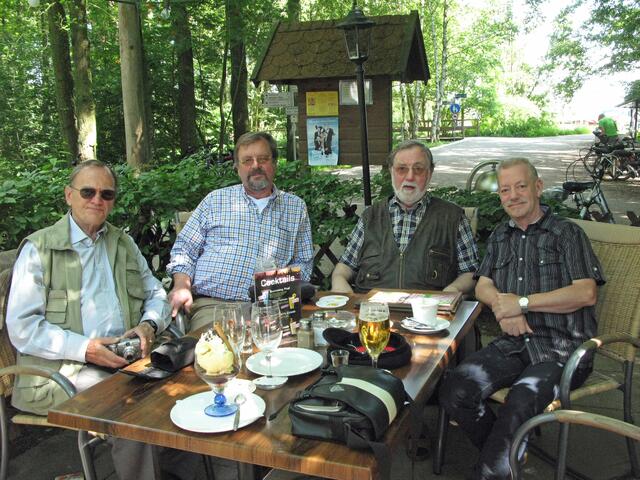 Zum Abschluss des Tages Gruppenbild im Lokal Moorhütte.