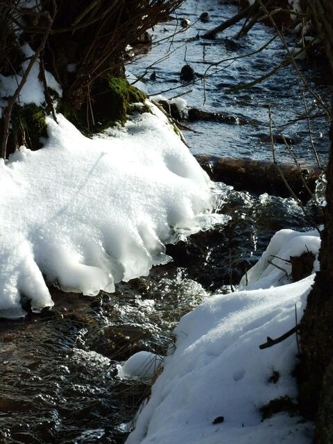 Bachlauf mit Schnee