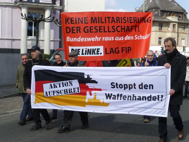 Forderungen der Demonstranten des Sternmarsches zum Römer: Stoppt dem Waffenhandel! Keine Militarisierung der Gesellschaft! Bundeswehr raus aus den Schulen!