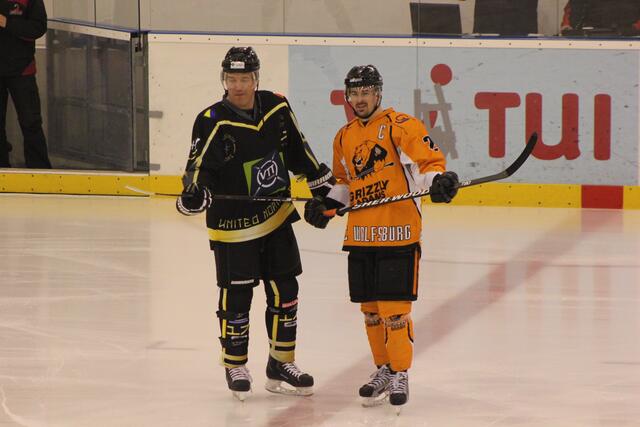 Die Mannschaftskapitäne von den United North Stars (Mario Breneizeris) und von den Grizzly Adams Wolfsburg (Stefan Bilstein)