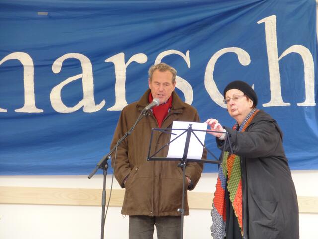 Zu den Demonstranten sprach auch Dr. Peter Strutynski (l.), Sprecher des Bundesausschuss Friedensratschlag