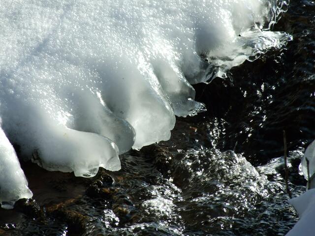 Schnee, Eis und glasklares Wasser