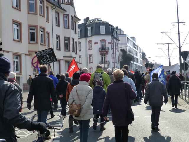 Rund 300 Menschen zogen vom Weißen Stein zum Römer