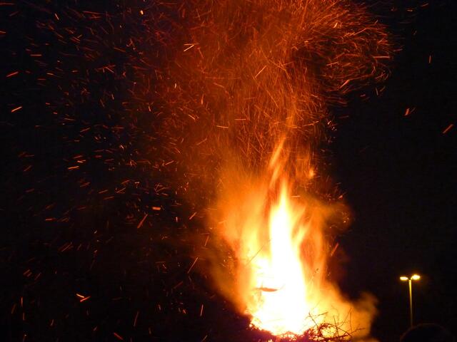 Das Osterfeuer spendet wohlige Wärme.