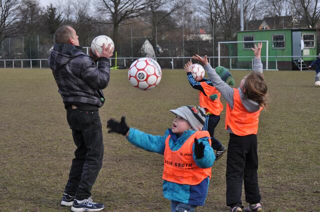 Gehen, hoch werfen, fangen, wem gelingt das? Allen! Prima!