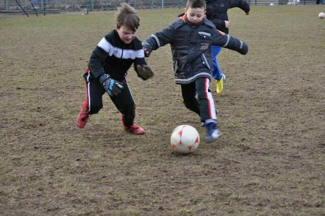 Der Torwart holt sich den Ball noch...