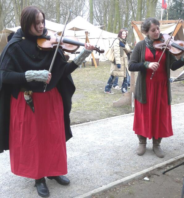 Frauke Wielebski  (links)  und Isabel Isserlis-Bond spielen einen altenglischen Tanz.  30. März 2013