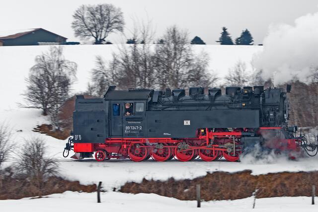 99 7247-2 fährt an der Wendeschleife vorbei.