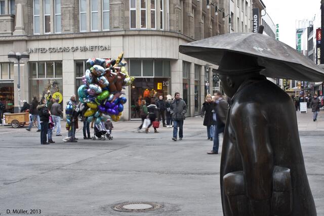 Trauriger Blick auf bunte Ballons