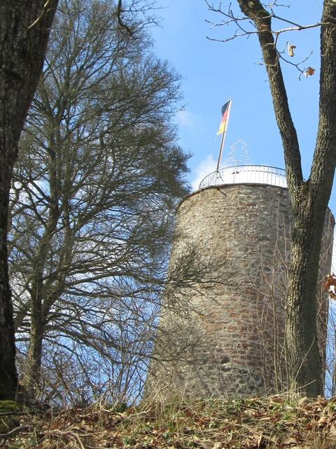 Blauer Himmel über der Kellerburg und Sicht auf...