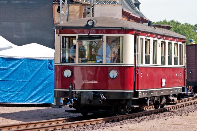 Das Gastfahrzeug der DEV-Triebwagen T42 (ex DR VT 137 532) vom Deutscher Eisenbahn-Verein e.V. aus Bruchhausen-Vilsen