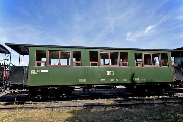 Dies ist zweifelslos einer der ältesten Personenwagen der HSB. Heute trägt er die Nummer 900-458 und ist der ehemalige NWE 64 bzw. SHE 10.