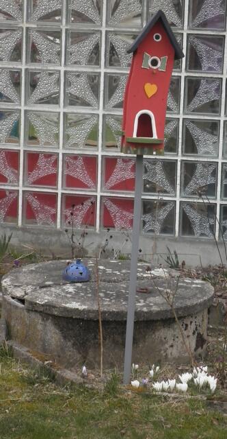 Kahler Garten, buntes Vogelhaus