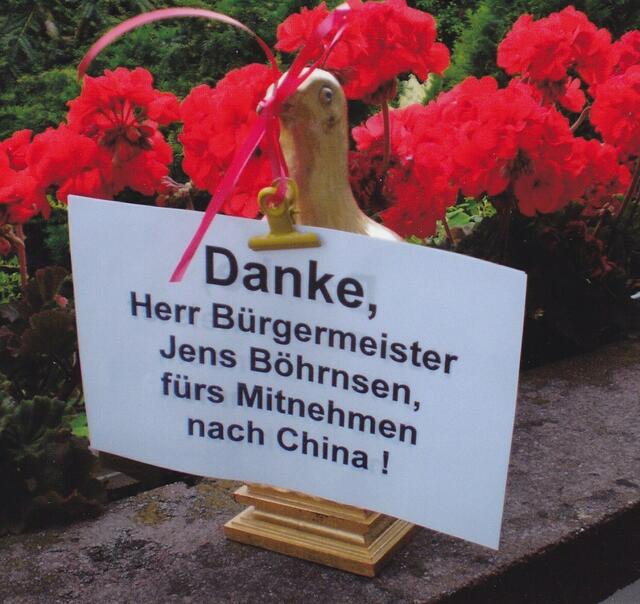 Bremer Friedenstaube für China am 18. Juni 2010: "Danke, Herr Bürgermeister Jens Böhrnsen, fürs Mitnehmen nach China"