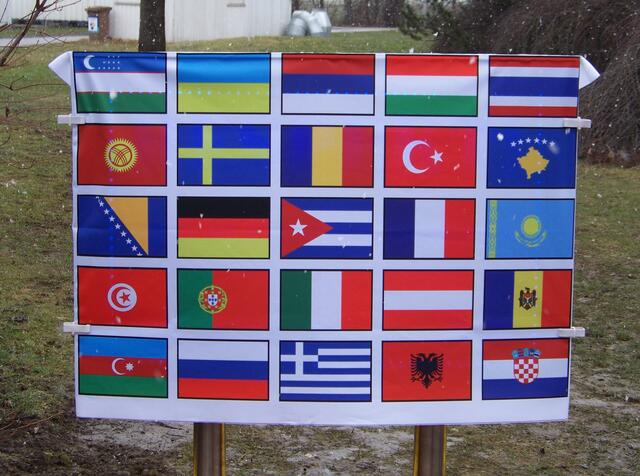 Unser mit einer Länderfahne verhülltes Respekt!-Schild. Die Länderfahne zeigt alle 25 Nationalitäten der bei LSW Beschäftigten Mitarbeitern.