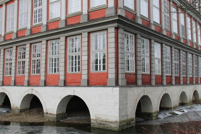 ... auch wir wenden unseren Blick lieber nach unten in den Schlossgraben ...