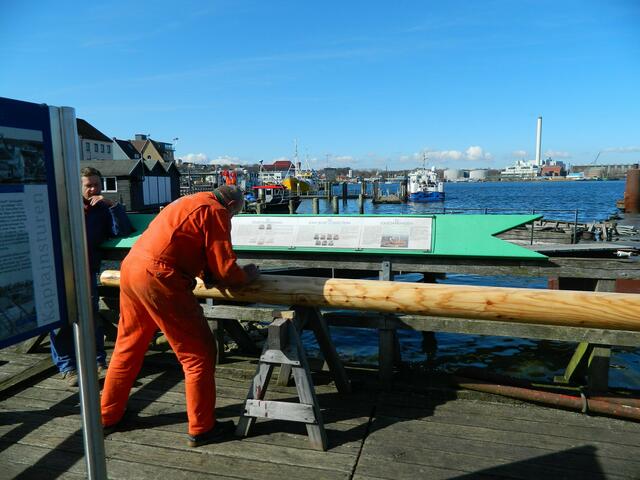 Mit dem Hobel am Masten