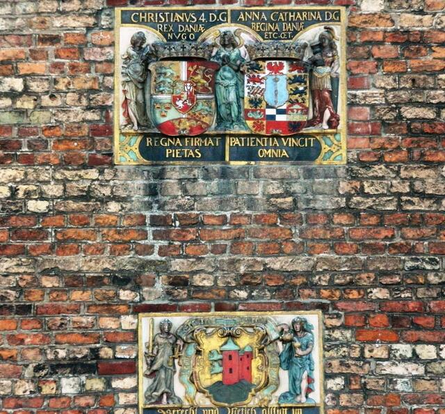 Wappen von König Christian IV und Königin Anna Katharina (oben) Wappen Flensburgs (unten)