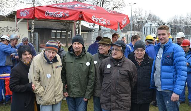 Unsere Besucher der Behindertenwohngruppe Meitingen des Dominikus-Ringeisen-Werkes zusammen mit Jan-Ingwer Callsen-Bracker vom FCA.