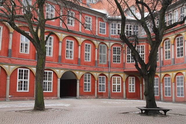 ... zwischen höherer Lehranstalt, Museum, Herzoglichen Prunkräumen und Schlosstheater findet jeder Kultursuchende Platz ...
