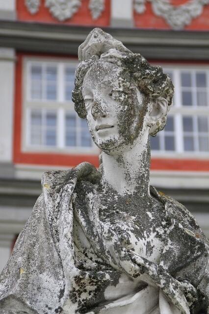 ... treibt er sogar dieser weltoffenen Dame die Schamesröte ins Gesicht ...