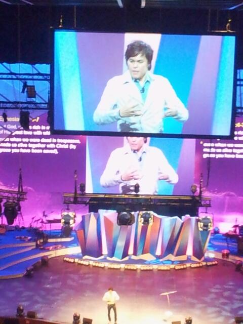 Pastor Joseph Prince predigt im Star. Gesehen von den obersten Rängen