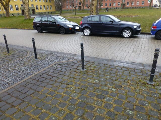 Ausfahrt für Leiterwagen der Feuerwehr - mit Strich