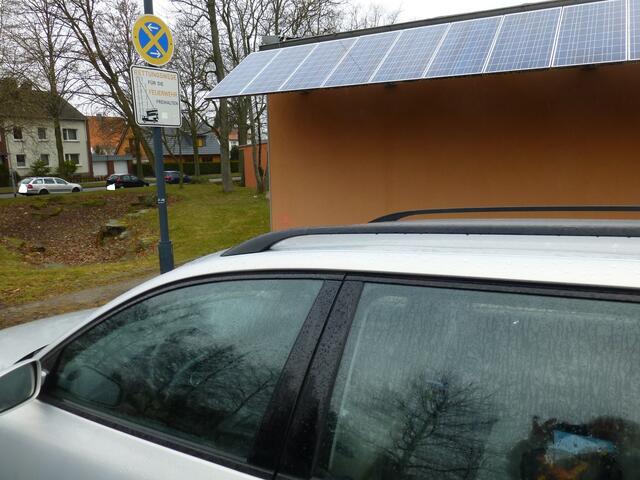 Mit Schild direkt dahinter