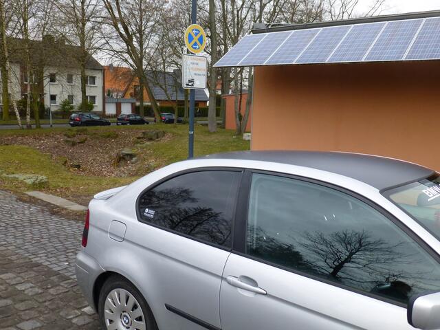 Parkverbotschild / Feuerwehr dirrekt dahinter ....