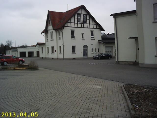 Gronau ÜWL: Der mächtige Baumstumpf vorn links vor dem Auto zeigt auch, wieviel gute Tradition vernichtet wurde. Die Gebäude sind wohl bald verschwunden. Der Abriss hat begonnen!