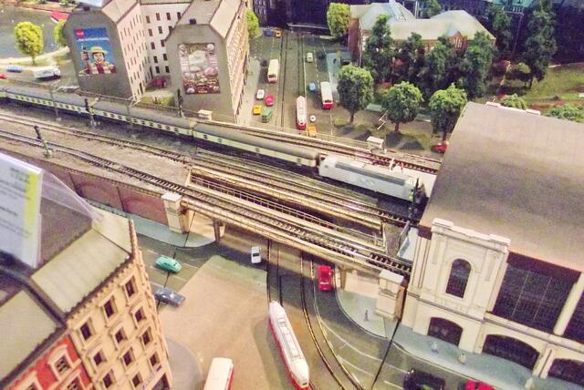Begegung der EPOCHEN beim Bahnhof Hamburg DAMMTOR: Straßenbahn und Metronom