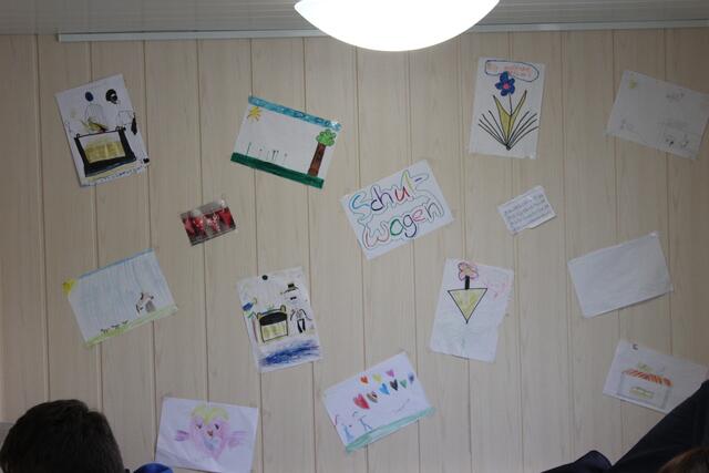 Auch Kinder von Schaustellern gehen zur Schule, allerdings wird im Schulwagen auf dem Frühlingsfest nur "Hausaufgaben" gemacht, da die Kinder auf eine "normale" Schule gehen müssen