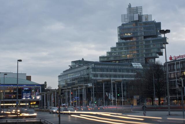 Aegidientorplatz mit Theater am Aegi (li.) und NordLB