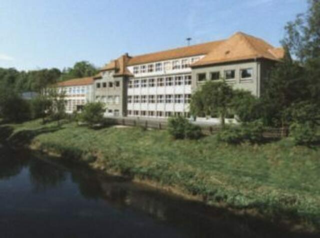 Gronau: Dr.-Georg- Sauerwein-Realschule, 2014 für andere Verwendung vom Landkreis Hi  erwerbbar ! Wenn der schon zu 26% am Überlandwerk beteiligt ist, wäre ein Kauf durch das ÜWL wohl zu geringem Preis möglich gewesen! | Foto: Landkreis Hi
