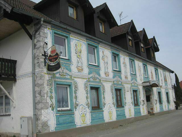 Gasthaus gegenüber mit schöner Wandmalerei