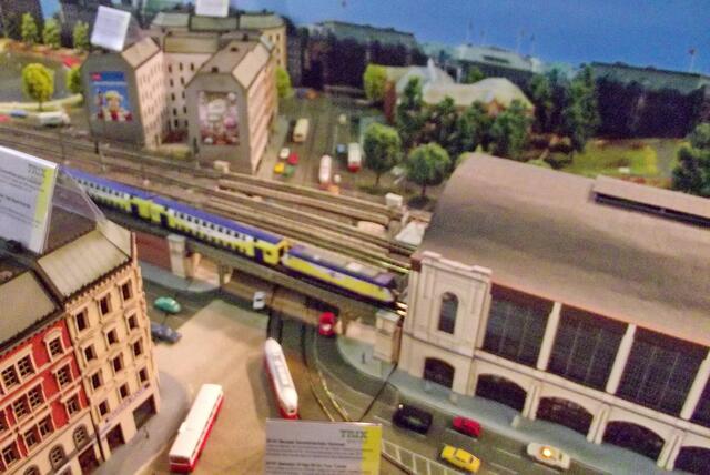 Begegung der EPOCHEN im Bahnhof Hamburg DAMMTOR: Straßenbahn und Metronom
