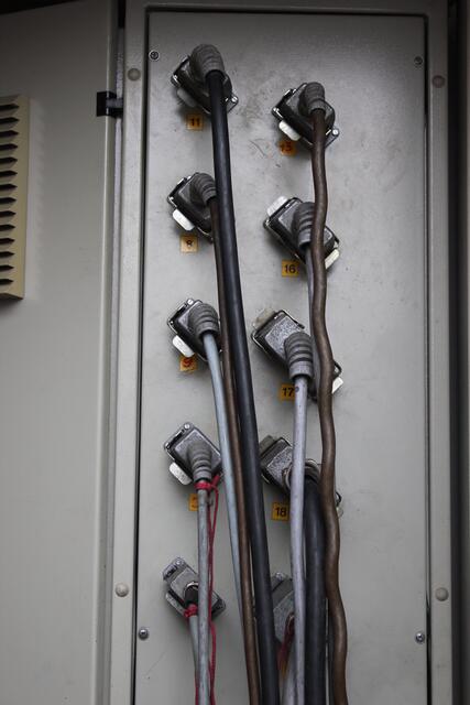 In dem diese Kabel endeten