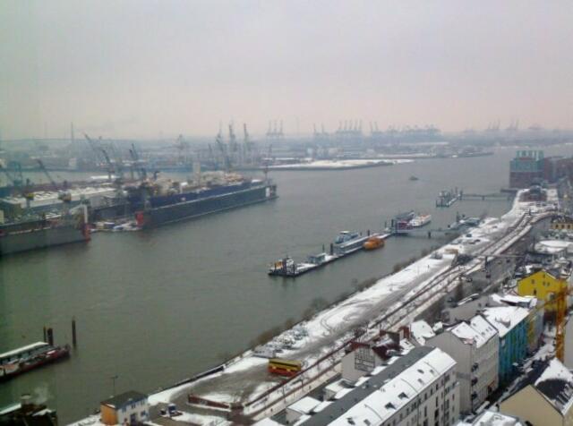 Docks an der Elbe - Fähranleger Altonaer Fischmarkt - Container-Terminals