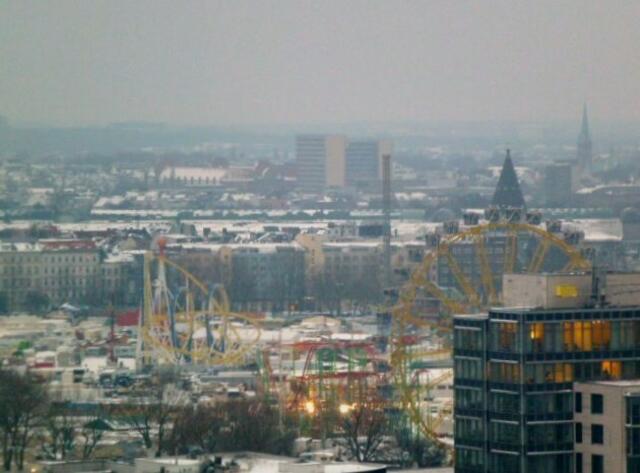 Blick auf den "Hamburger Dom" mit Riesenrad