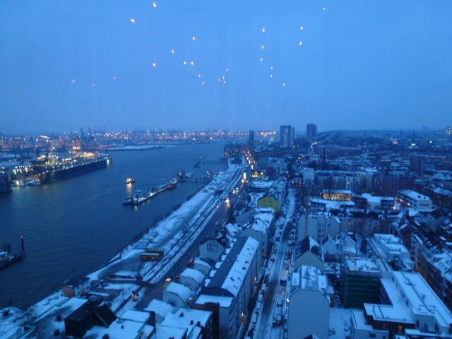 Die Blaue Stunde hat begonnen - mit Lichtspiegelungen aus der 20up-Skybar