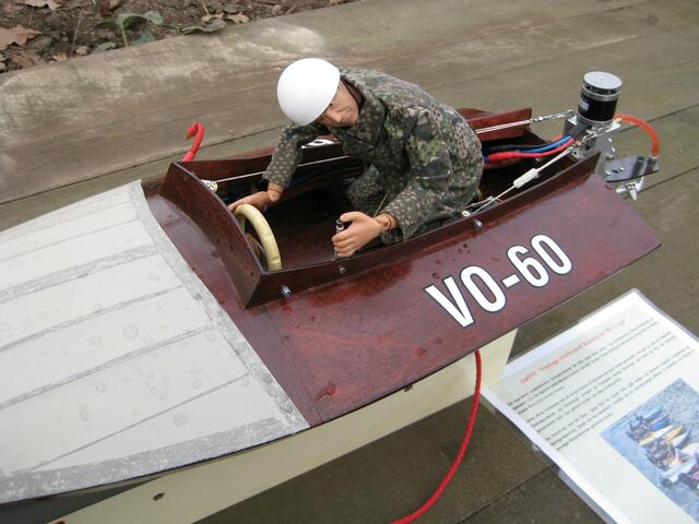 Ein richtiges Historisches Modellrennboot hat auch einen Fahrer.