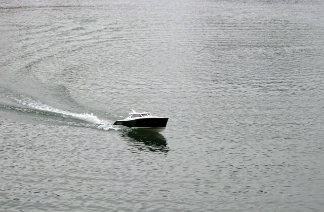 Die Marinetic C40 zeigt bei voller Fahrt ein beeindruckendes Fahrbild.