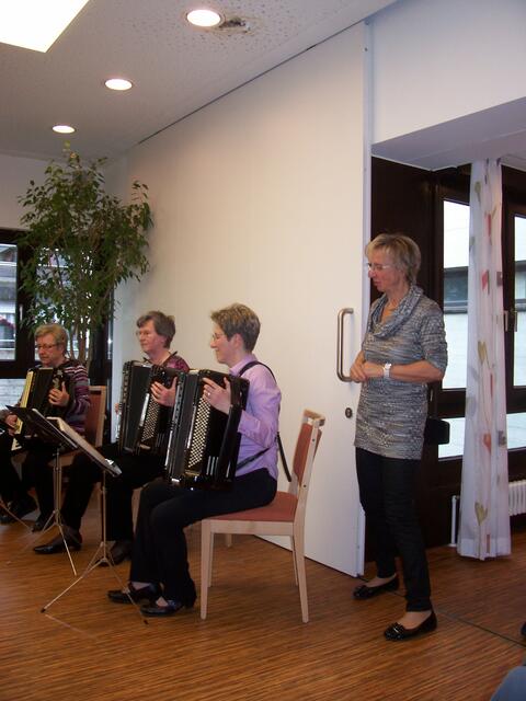 Betreuungsmanagerin Renate Fritsch mit Mitgliedern des Orchesters